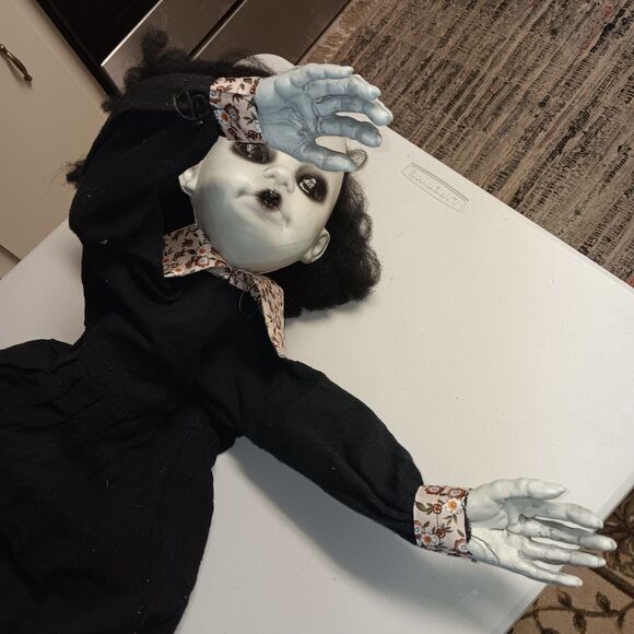 Creepy Dawn the Animated Crawling Zombie Girl Indoor or Covered Outdoor Appx 26" - Picture 3 of 13